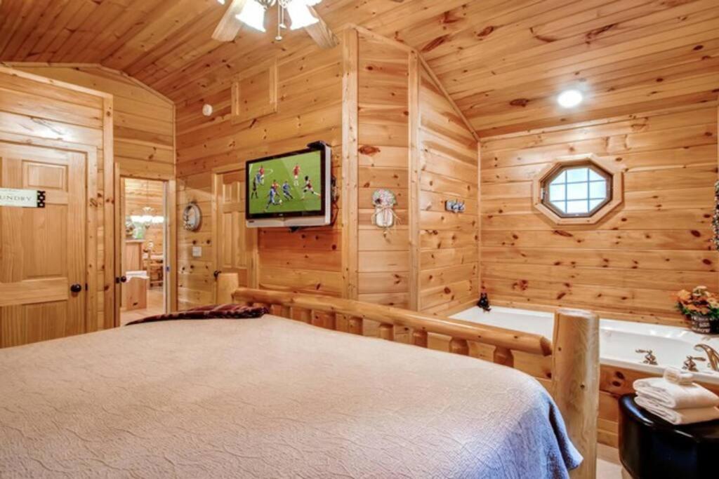 Great Location Pool Table Hot Tub Villa Gatlinburg Exterior photo